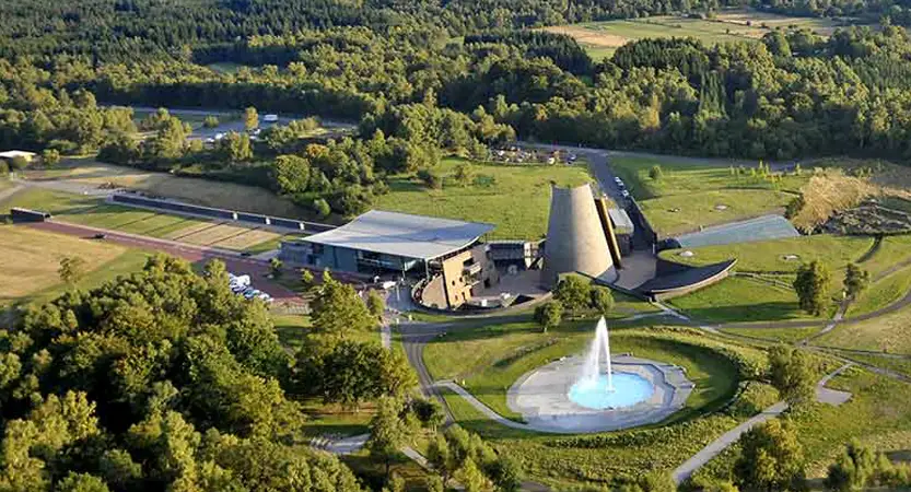 Vulcania, parc d'attractions unique sur les volcans