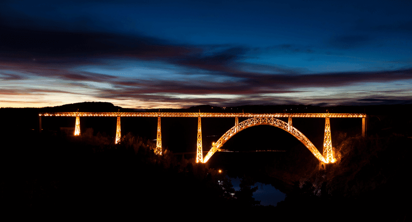 Le viaduc de Garabit illuminé la nuit